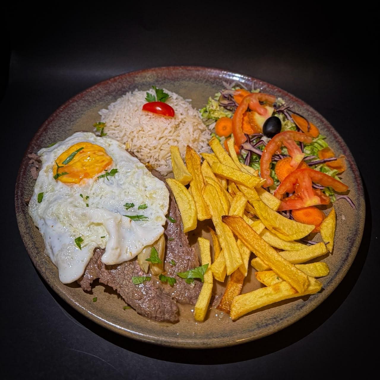 Bitoque with fried egg · O Vareiro
