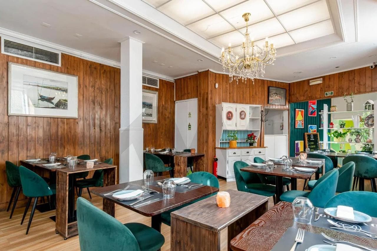 Wood-lined dining room at O Vareiro